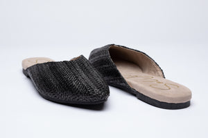 Mule shoes in Raffia Black